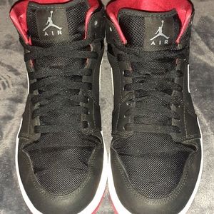 Jordan 1 mid black cool grey gym red